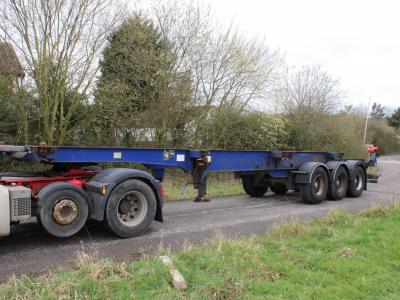FRUEHAUF SLIDING SKELLY TRI AXLE